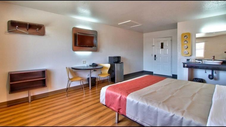 Coastal Valley Inn - Monterey Castroville Room photo